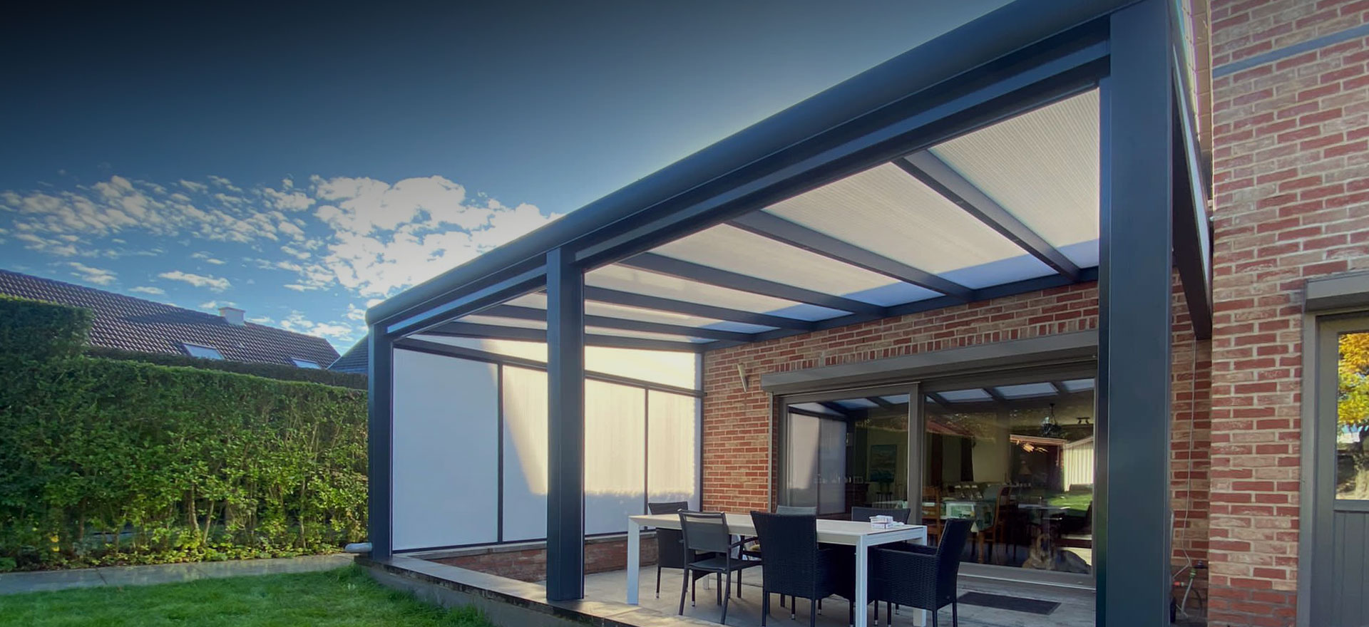 pergola ouverte à l'avant et polycarbonate sur le côté