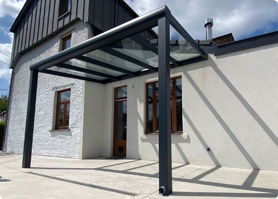 installation d'une petite pergola à l'entrée d'une maison dans la province de Liège