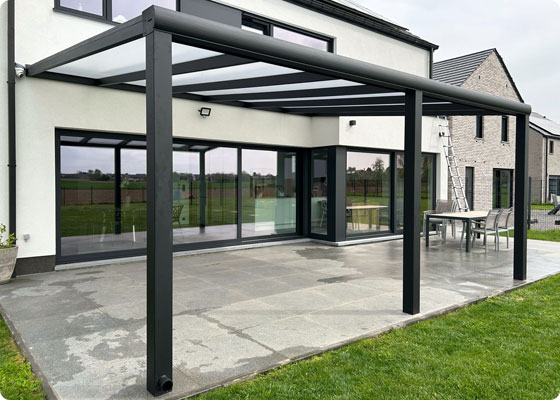 pergola ouverte à l'arrière d'une maison contemporaine blanche
