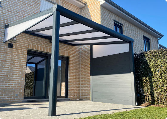 petite pergola avec toit en polycarbonate fermée d'un côté avec paroi en aluminium