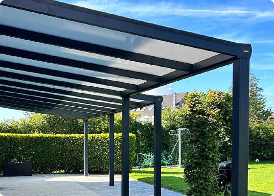 toit en polycarbonate et structure en aluminium d'une pergola